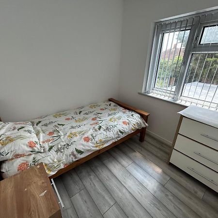 Lovely 3 Bedroom Entire Home With Street Parking - Close To Nec, Bhx Airport - Sleeps 6 Guests Ideal For Contractors & Families Birmingham Kültér fotó
