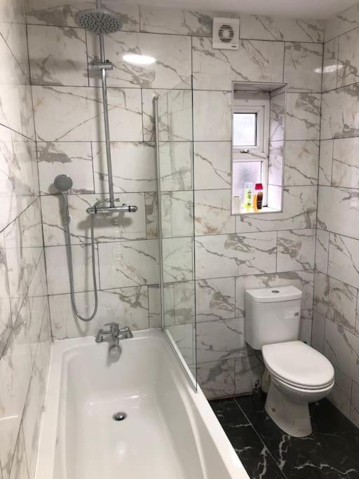 Lovely 3 Bedroom Entire Home With Street Parking - Close To Nec, Bhx Airport - Sleeps 6 Guests Ideal For Contractors & Families Birmingham Kültér fotó