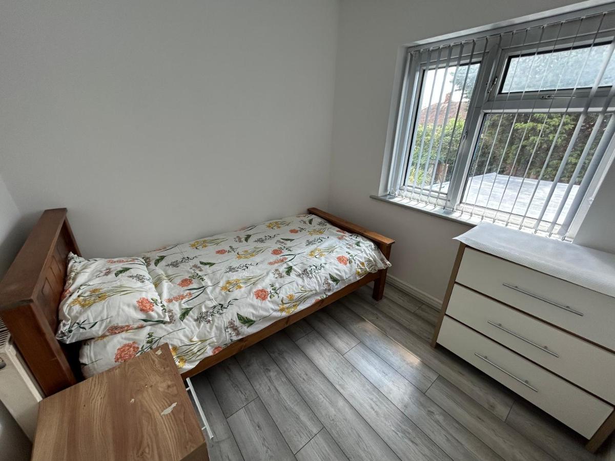 Lovely 3 Bedroom Entire Home With Street Parking - Close To Nec, Bhx Airport - Sleeps 6 Guests Ideal For Contractors & Families Birmingham Kültér fotó